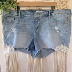 TORRID Women’s Lace Trim Distressed Raw Hem Denim Shorts Size 20